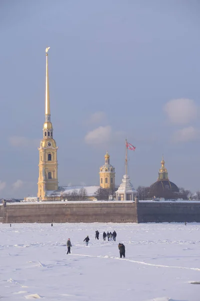 Zamarznięta Rzeka Neva Twierdza Piotra Pawła Słoneczny Zimowy Dzień Petersburgu — Zdjęcie stockowe