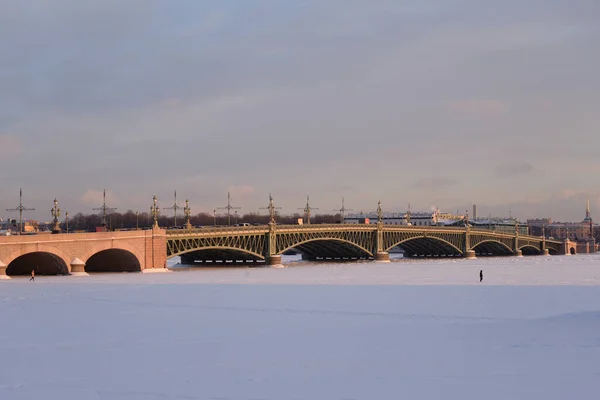 トリニティ橋とロシアの晴れた冬の夜にサンクトペテルブルクの冷凍ネヴァ川 — ストック写真