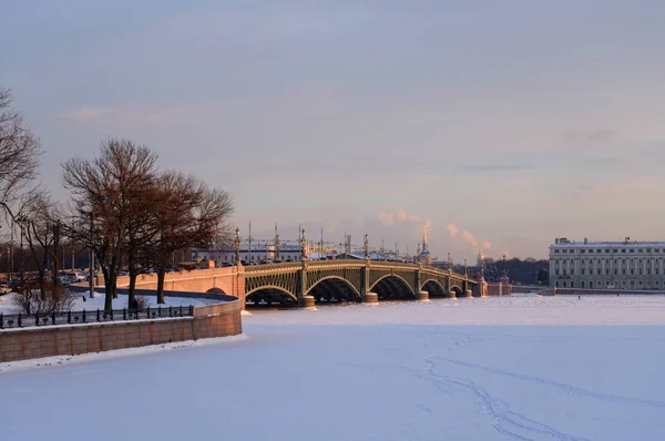 俄罗斯圣彼得堡三一桥与冰冻的涅瓦河在阳光灿烂的冬夜 — 图库照片