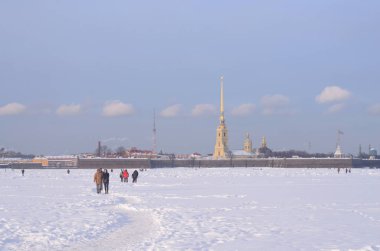 St. Petersburg, Rusya 'da güneşli kış gününde Donmuş Neva nehri ve Peter ve Paul kalesi.