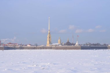 St. Petersburg, Rusya 'da güneşli kış gününde Donmuş Neva nehri ve Peter ve Paul kalesi.