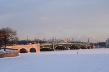Trinity Köprüsü ve donmuş Neva Nehri Saint Petersburg 'da güneşli kış akşamında, Rusya.