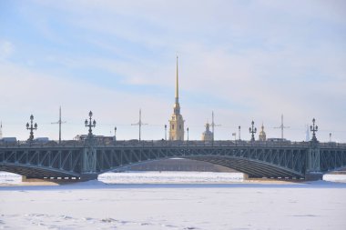 Trinity Köprüsü ve donmuş Neva nehir Saint Petersburg güneşli kış gününde, Rusya Federasyonu.