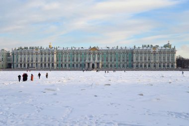 Kış Sarayı ve donmuş Neva Nehri'nde kış, St.Petersburg, Rusya.