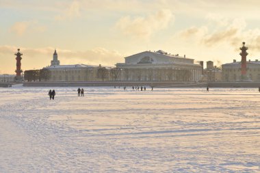 Görünüm ok Vasilievsky adanın ve dondurulmuş Neva Nehri.