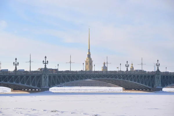 Trinity Bridge Fiume Neva Ghiacciato San Pietroburgo Nella Soleggiata Giornata — Foto Stock