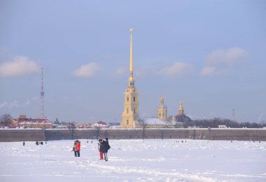 St. Petersburg, Rusya 'da güneşli kış gününde Donmuş Neva nehri ve Peter ve Paul kalesi.