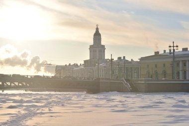 Meraklar kabinesi ve donmuş Neva nehri Saint Petersburg, Rusya 'da güneşli bir akşamda.