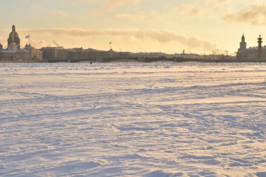 Palace bridge ve güneşli akşam dondurulmuş Neva Nehri'nde Sankt Petersburg, Rusya.