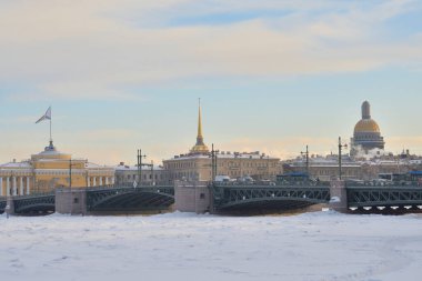 Palace bridge ve güneşli akşam dondurulmuş Neva Nehri'nde Sankt Petersburg, Rusya.