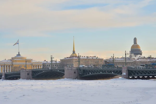 Palace Bridge Frozen Neva River Sunny Evening Saint Petersburg Russia — Stock Photo, Image