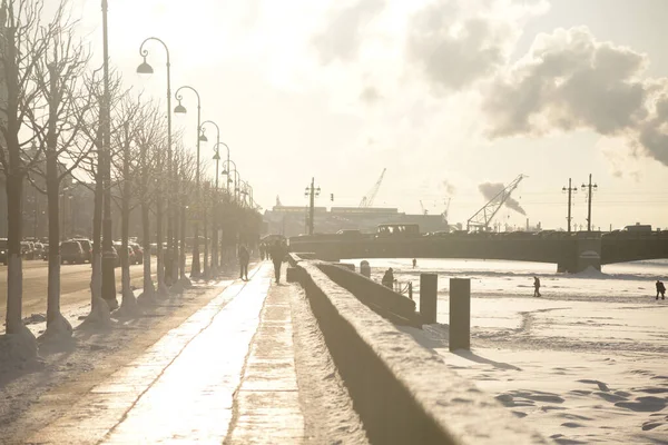 Het Paleis Dijk Bevroren Neva Rivier Zonnige Avond Sint Petersburg — Stockfoto