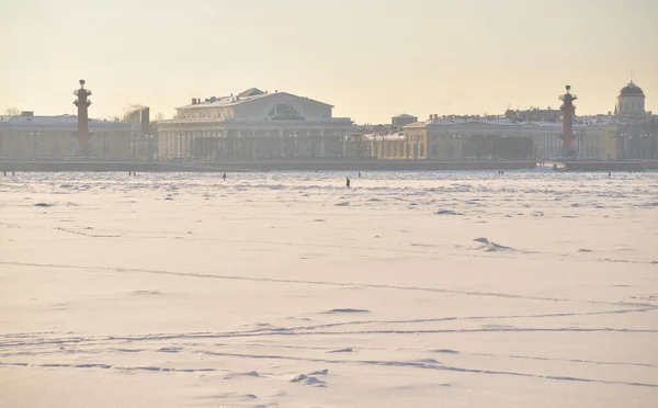 Uitzicht Pijl Van Vasilievsky Island Bevroren Neva Rivier Zonnige Winteravond — Stockfoto