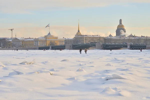 俄罗斯圣彼得堡阳光明媚的傍晚 故宫桥和冰冻的无上河 — 图库照片