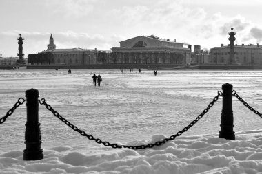 Vasilievsky Adası 'nın oku görülüyor ve St. Petersburg, Rusya' da güneşli kış akşamında Neva nehri donuyor. Siyah ve beyaz.