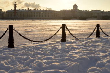 Vasilievsky Adası manzarası ve dondurucu kış akşamında Rusya 'nın St. Petersburg kentinde Neva nehri..