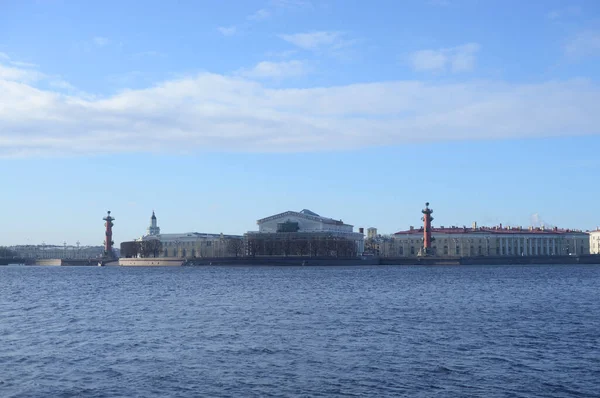 俄罗斯圣彼得堡春日阳光明媚的涅瓦河与瓦西里耶夫斯基岛绿箭之交 — 图库照片