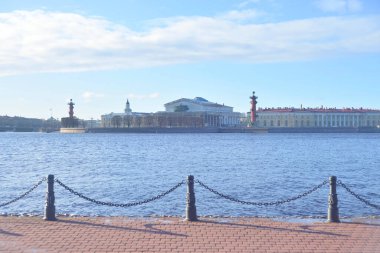 Rusya 'nın St. Petersburg kentindeki güneşli bahar gününde Vasilievsky adasının Neva Nehri ve Arrow manzarası.