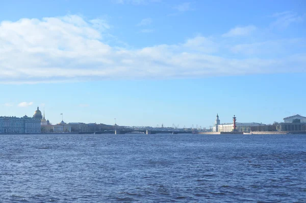俄罗斯圣彼得堡市中心的涅瓦河和皇宫大桥 春日阳光明媚 — 图库照片