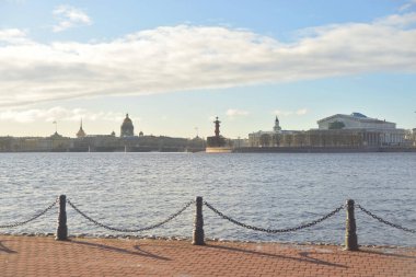 Neva Nehri, güneşli bahar gününde St. Petersburg 'un merkezinde, Rusya.