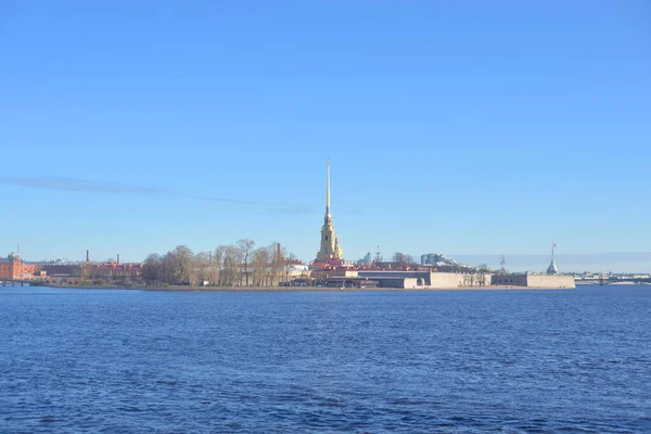 ネヴァ川とピーターとポール要塞は ロシアのサンクトペテルブルクの晴れた春の日に — ストック写真