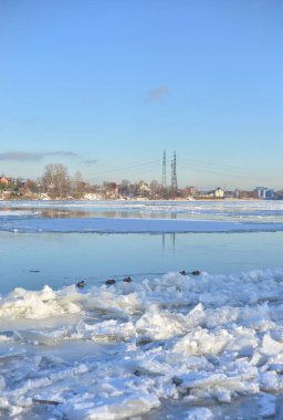 St. Petersburg, Rusya 'nın dışında güneşli bir kış gününde Neva Nehri manzarası.