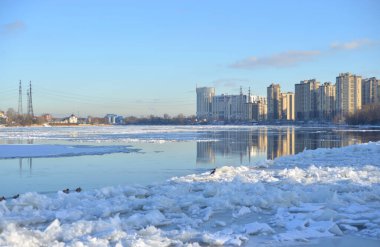 Neva Nehri'nde kış görünümü.