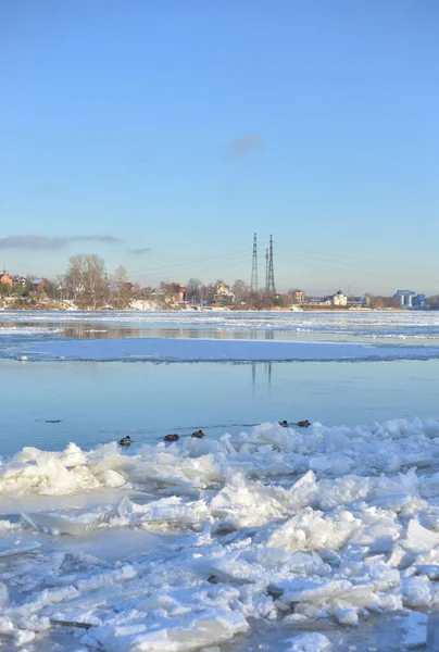 Uitzicht Rivier Neva Zonnige Winterdag Aan Rand Van Sint Petersburg — Stockfoto
