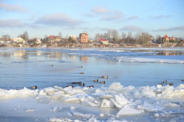 St. Petersburg, Rusya 'nın dışında güneşli bir kış gününde Neva Nehri manzarası.