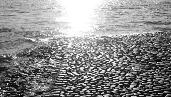Мощеные Камни Набережной Реки Солнечный День Черное Белое — стоковое фото