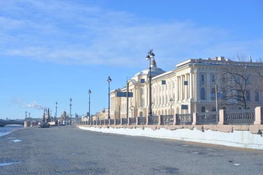 St. Petersburg Üniversitesi Embankment, güneşli bahar günü, Rusya.