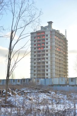 ST.PETERSBURG, RUSSIA - 7 Şubat 2020: St. Petersburg 'un varoşlarında kış günü yapım aşamasında.