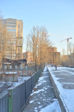 Rybatsky köprüsü Slavyanka nehri üzerinde, St. Petersburg 'un dışında, kış günü, Rusya.
