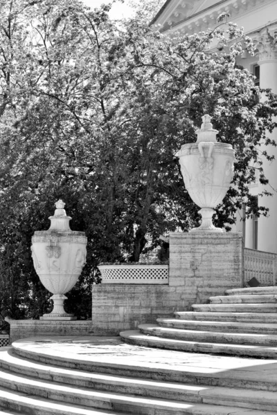 Dois Vasos Decorativos Antigos Nas Escadas Palácio Elagin São Petersburgo — Fotografia de Stock