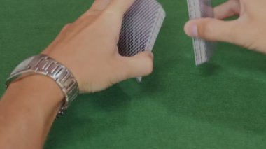 Satıcı karıştırır ve poker destesi dağıtır