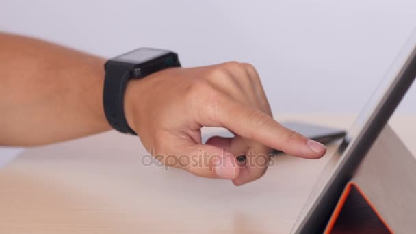 Mains en tapant sur la tablette et en utilisant smartwatch — Video