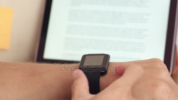 Tablet ve smartwatch iş kullanarak adam — Stok video