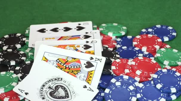 Carte da poker gettate su pile di fiches del casinò — Video Stock