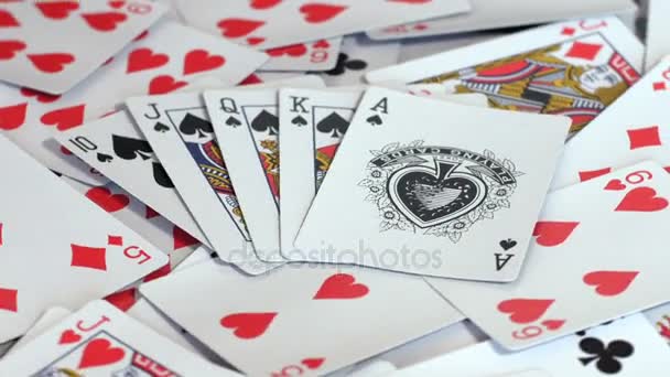 Fünf Pik auf einem Stapel Pokerkarten — Stockvideo