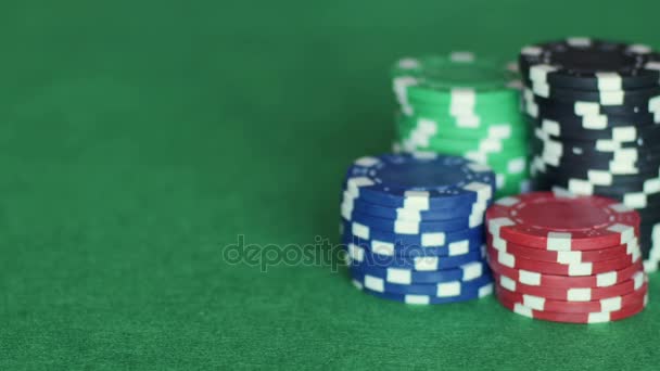 Speelkaarten zijn gegooid naast Casinofiches — Stockvideo