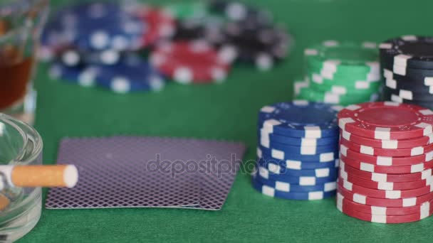 Whisky, cigarro, cartas e fichas na mesa de poker — Vídeo de Stock