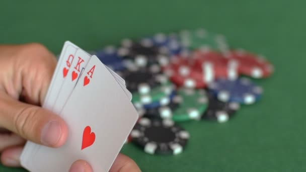 Hände halten und werfen in Royal Flush der Herzen — Stockvideo