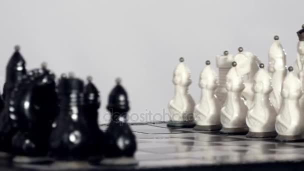 Шахова дошка з фігурами у початковій позиції — стокове відео
