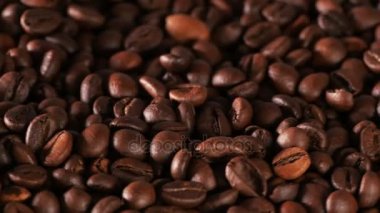 Dikkatle kavrulmuş kahve çekirdekleri