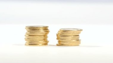 Bir yığın hareketli metal paralar diğerine