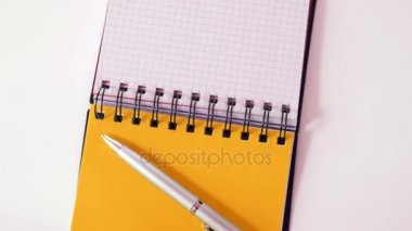 kalem defter üzerinde