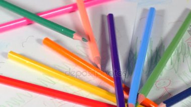 Kalemler ve çocuk resimleri