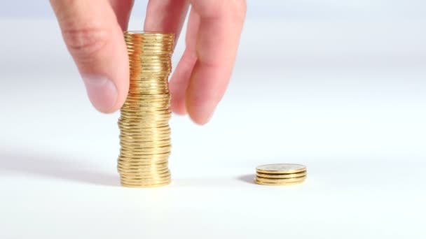 Main déplace les pièces d'une pile à l'autre 