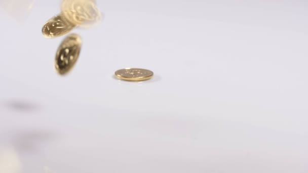 Monedas que caen sobre la mesa — Vídeos de Stock
