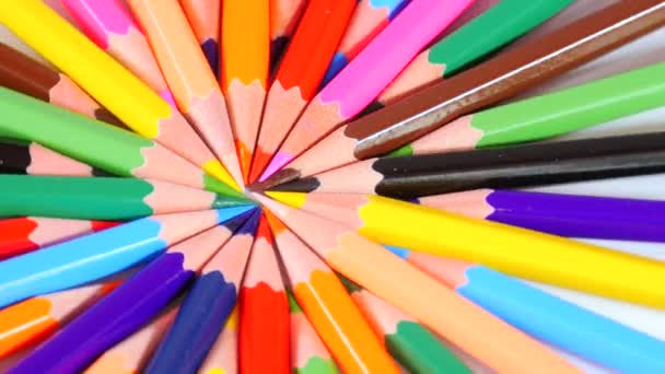 Красочный круг из карандашей — стоковое видео
